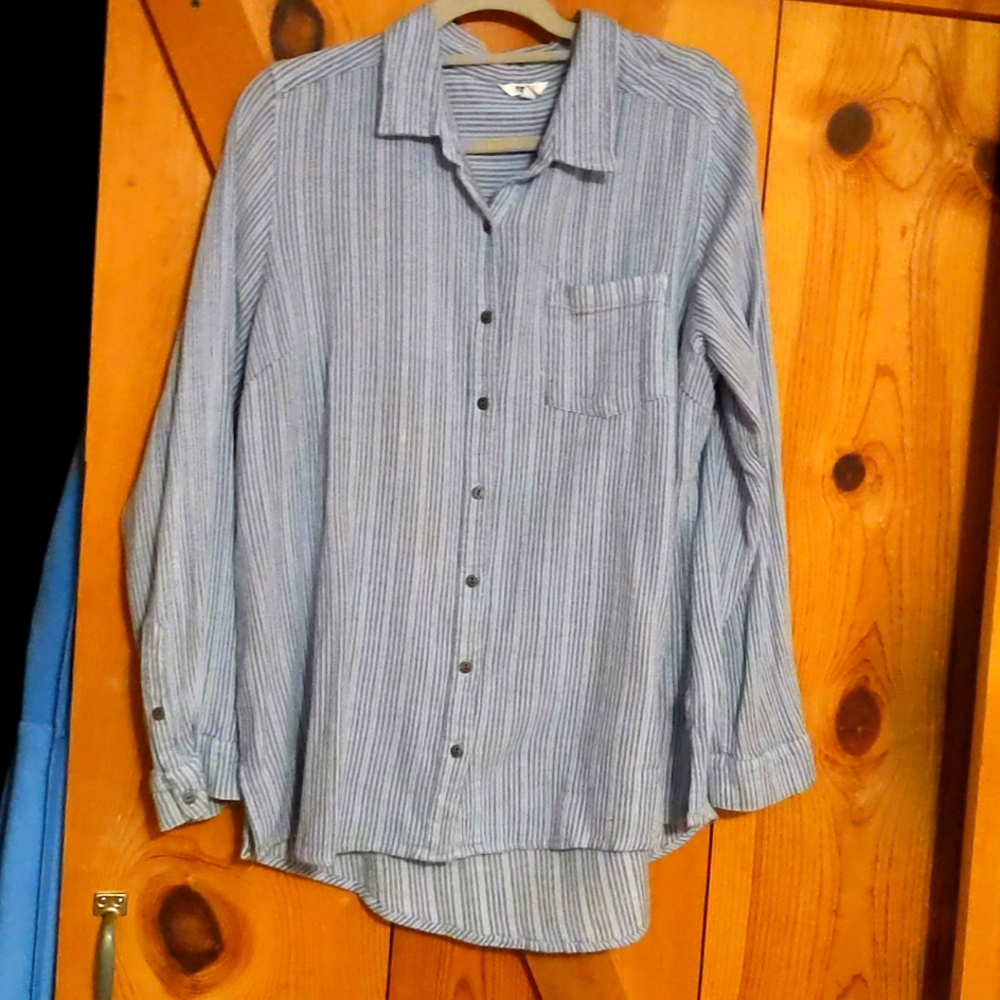 Beautiful XL Sonoma button up front shirt.